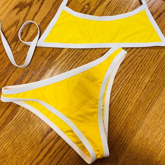 Yellow bikini - Picture 6 of 6